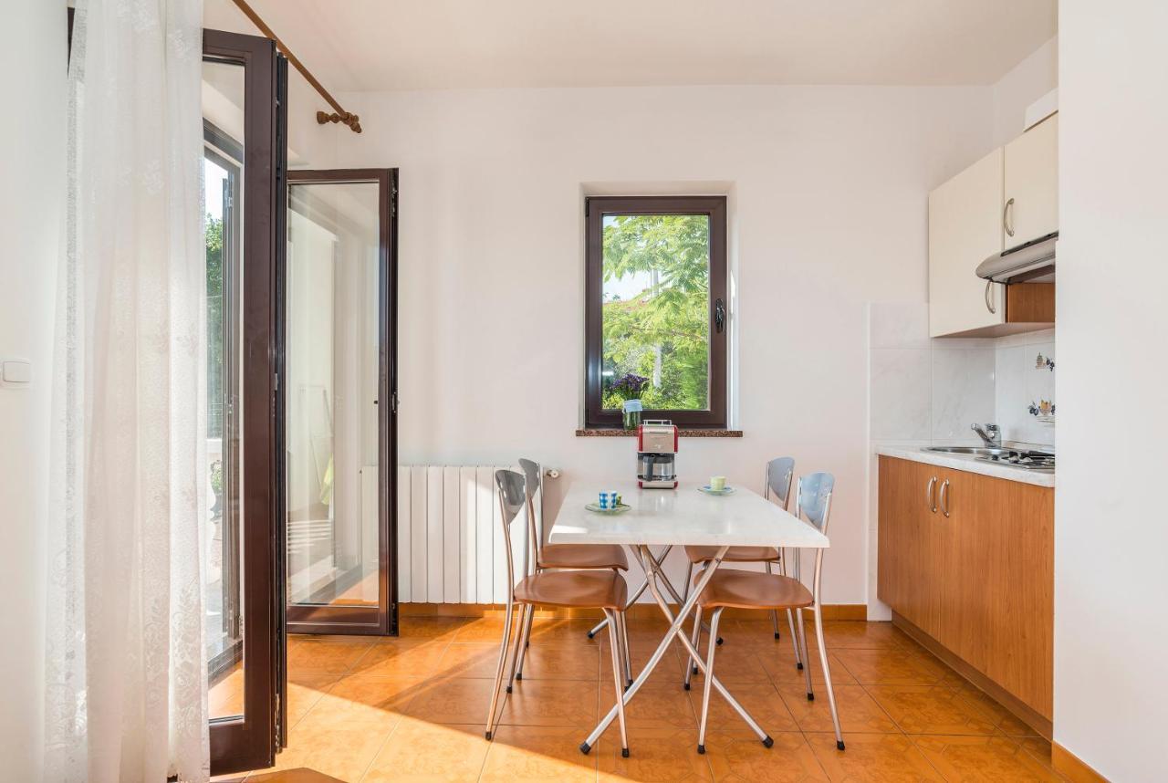 Apartments Vienna Замбратия Стая снимка