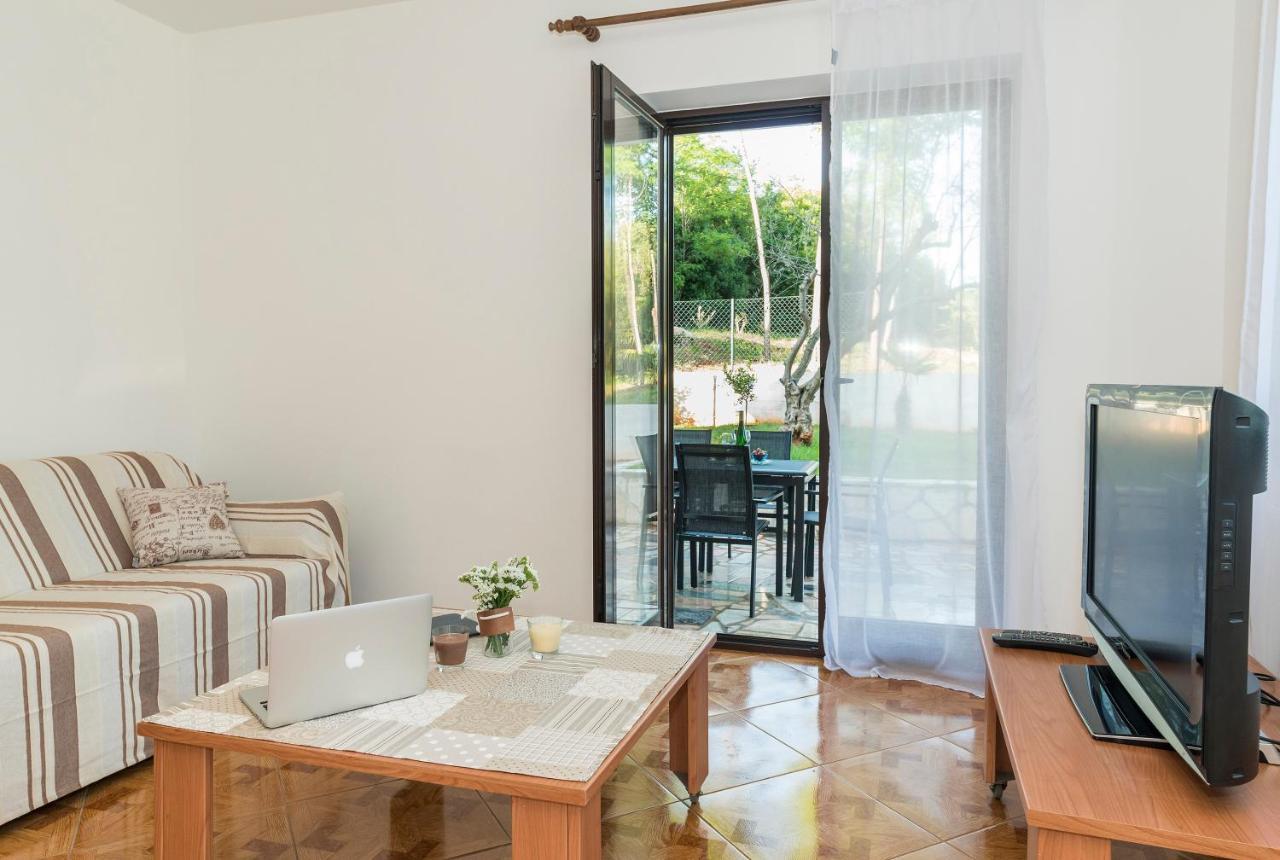 Apartments Vienna Замбратия Стая снимка